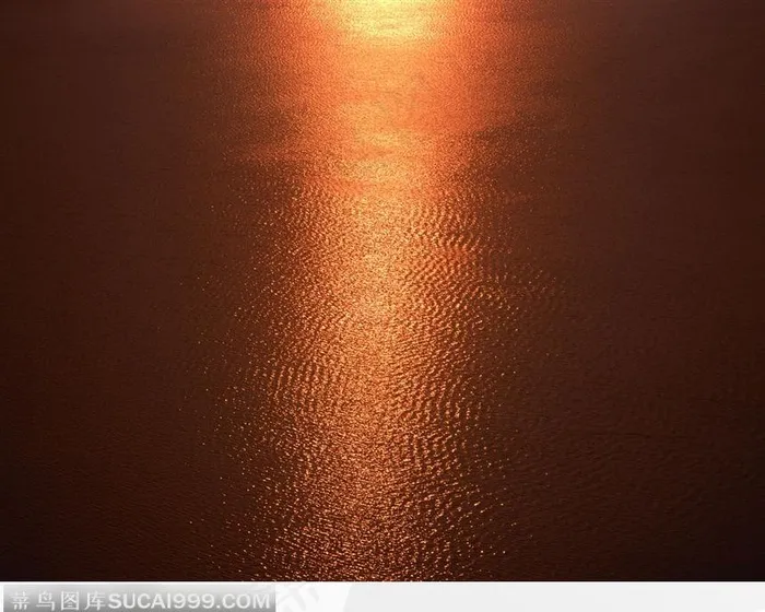 夕阳下平静的湖水