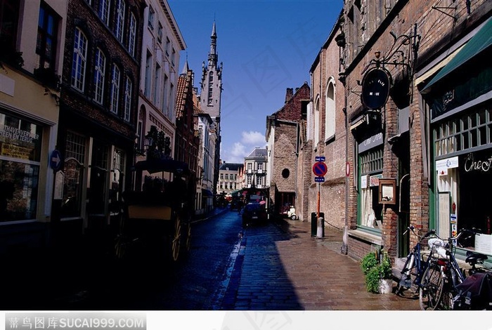 巷子两旁的商店和车