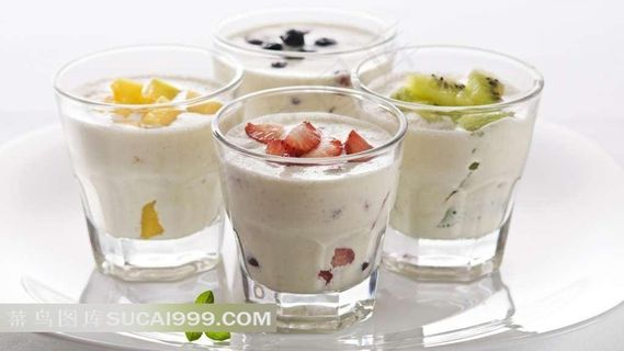 玻璃杯里的美味酸奶