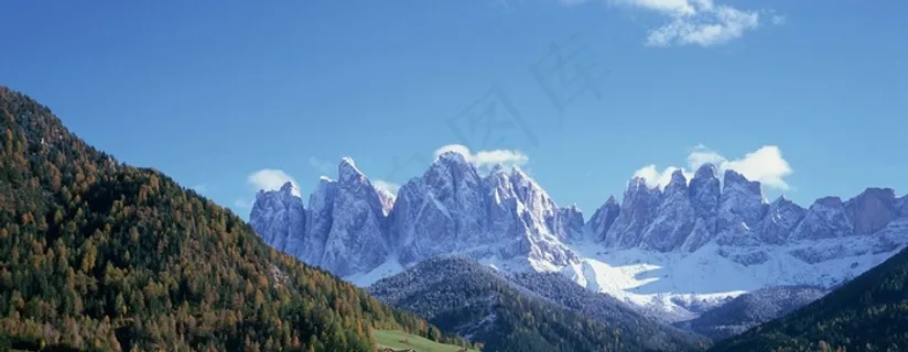 蓝天下山脉间的雪山雪岭 蓝天下山脉间的雪山雪岭