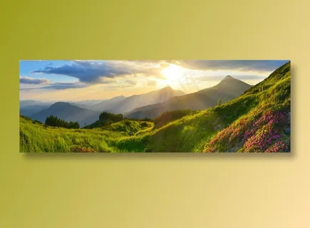 阳光照射下的山峰和草地高清图 阳光照射下的山峰和草地高清图