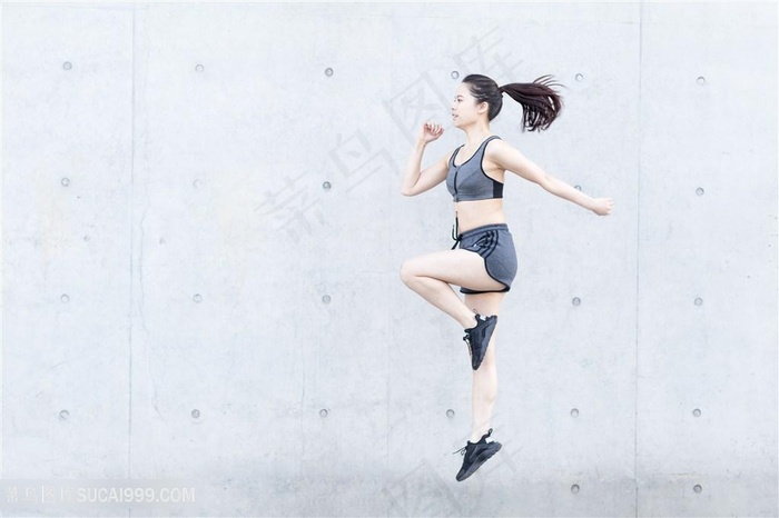 年轻人户外跑步锻炼