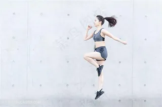 年轻人户外跑步锻炼