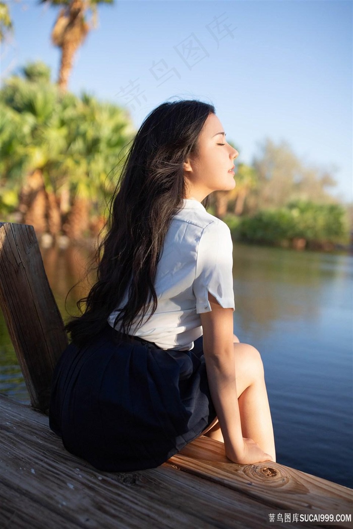 坐在湖边的漂亮美女玛鲁娜图片