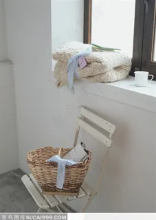 椅子上的竹篮与窗台上的毛衣