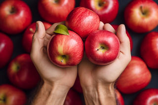 手握红苹果水果摄影图