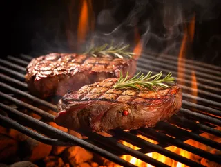 炭火烤牛排美食摄影图 