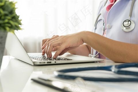 正在打字的医生