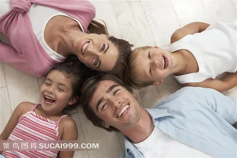 一家四口仰面躺地板素材