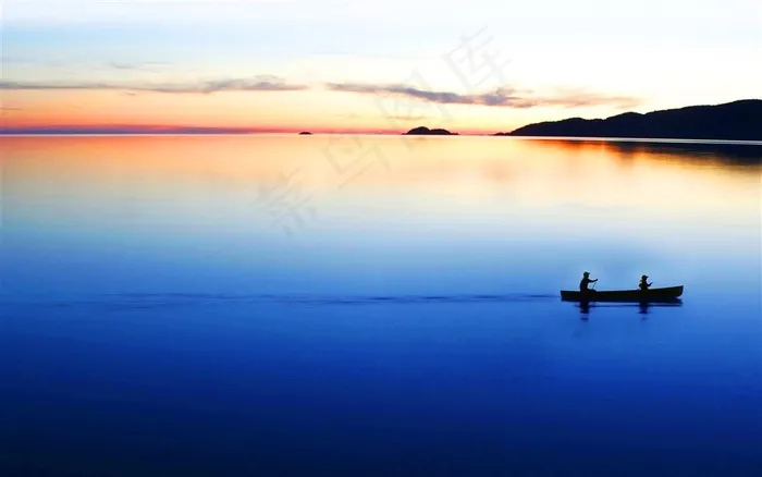 傍晚海面上的小船风景图片