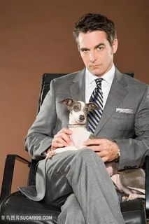 男人抱着宠物狗狗图片