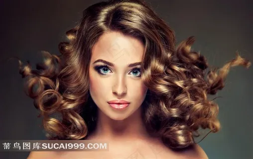 中短发卷发发型美女图片