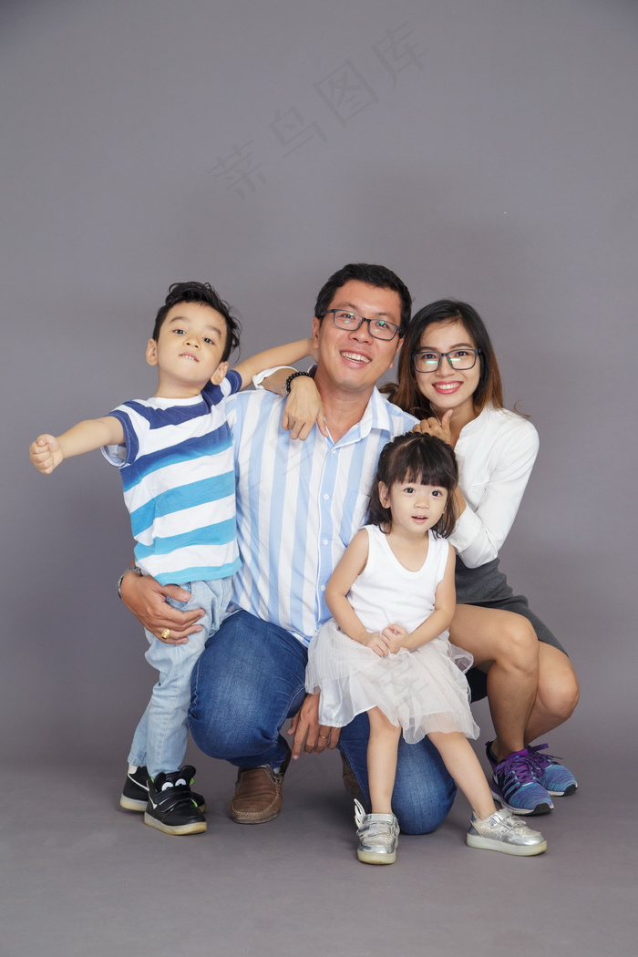 幸福家庭全家福图片