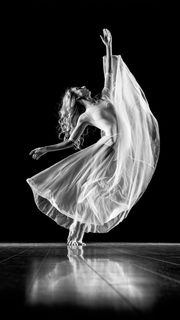 跳舞的美女高清图片
