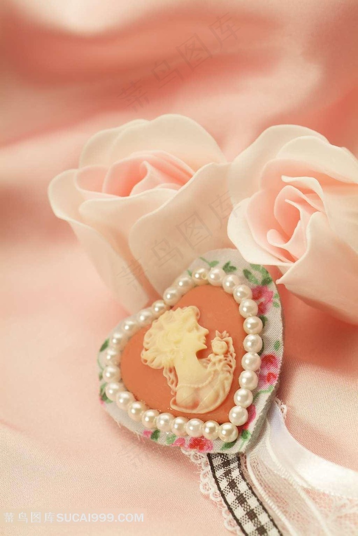 卡通心形首饰特写