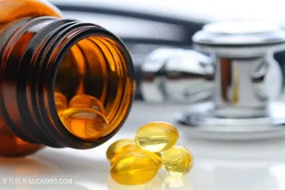 到处黄色胶囊的褐色瓶口特写高清摄影图片