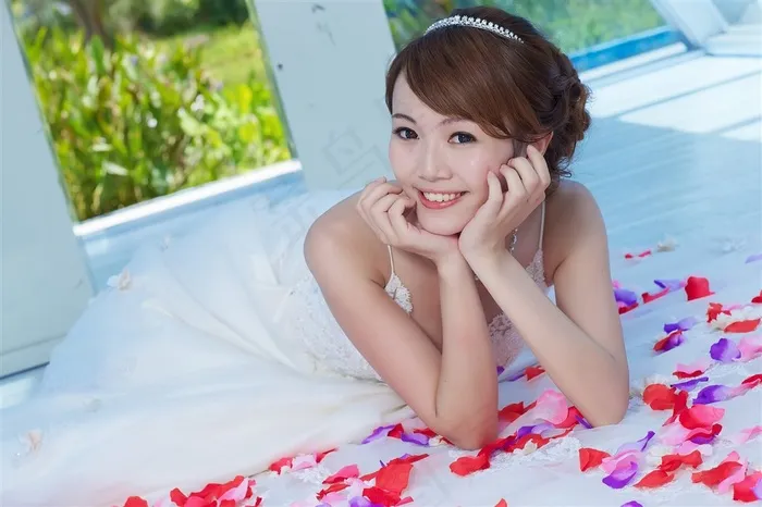 白色婚纱美女新娘玫瑰花瓣摄影图片