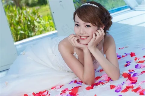 白色婚纱美女新娘玫瑰花瓣摄影图片