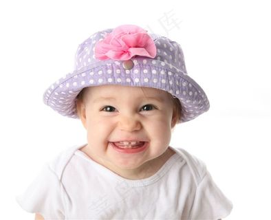戴着帽子的开心可爱小宝宝摄影图片