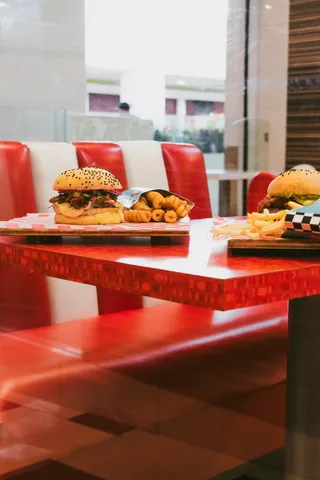 黄色美味汉堡摄影素材