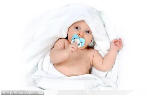 躺在床上含着奶嘴的婴儿小宝贝 躺在床上含着奶嘴的婴儿小宝贝