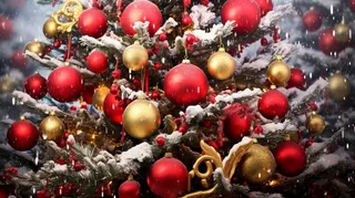 冬季圣诞树雪花彩球摄影图