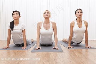 瑜伽系列 - 正在练习瑜伽的女子瑜伽图片