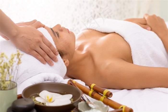 正在做头部按摩的美女高清图片