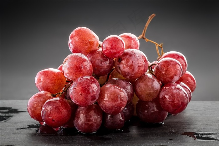 木板上的紫红色葡萄