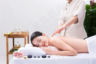 正在做背部按摩的美女高清大图