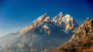 蓝天下的山峰高清图片