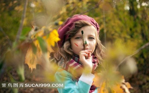 拿着画笔的女孩