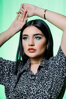 豹纹衬衫美女图片