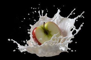 水果牛奶碰撞融合苹果液体撞击迸射瞬间摄影图
