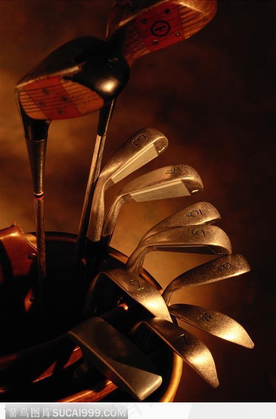 球盒里的一套球杆