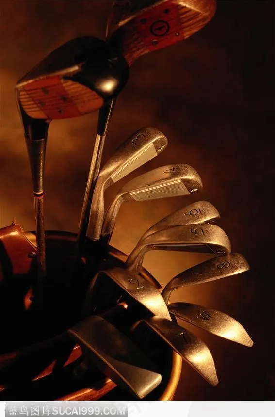 球盒里的一套球杆