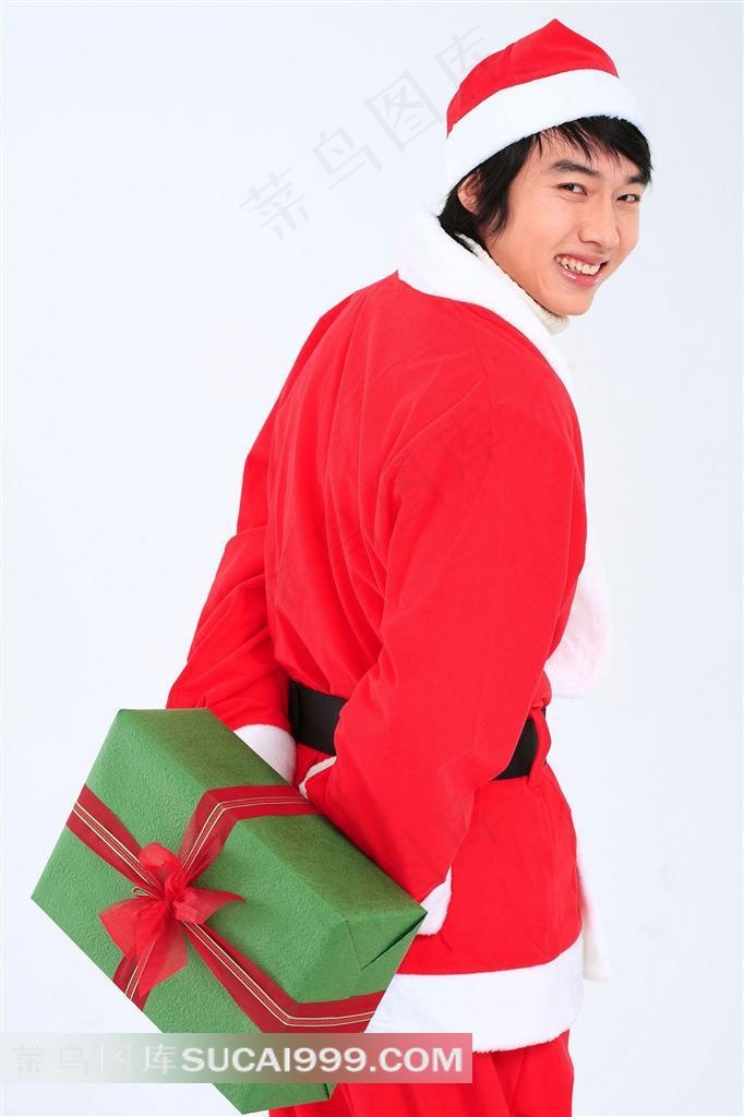 背手拿圣诞礼物的男人