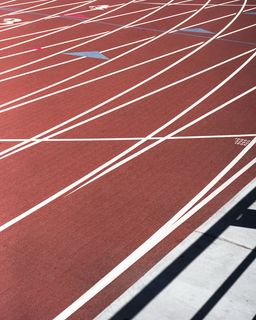 红色田径跑道图片
