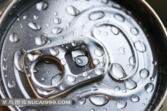 带水珠的易拉罐特写