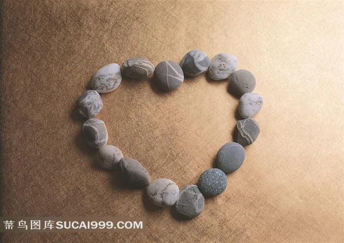 浪漫情人节鹅卵石排成的心形