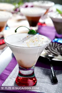 餐桌上的咖啡奶昔摄影图