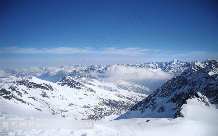 辽阔的雪冰山高峰世界