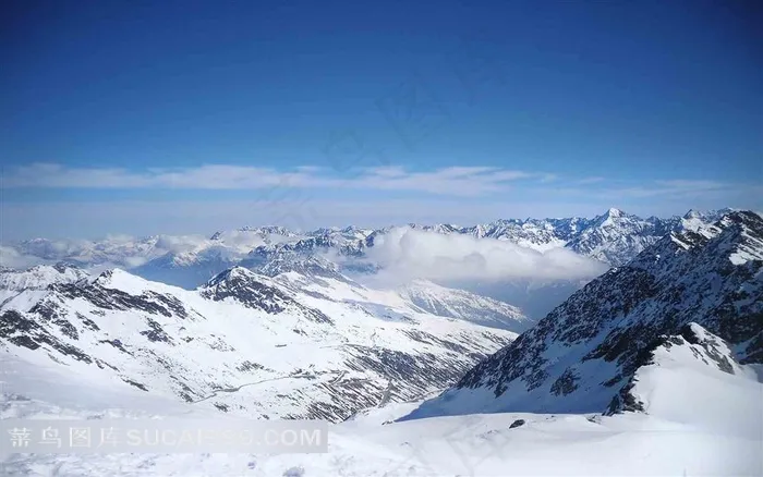 辽阔的雪冰山高峰世界
