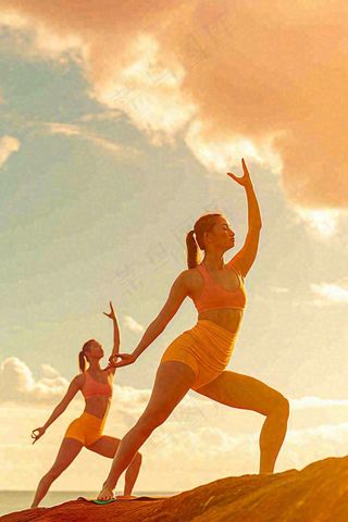 落日海边户外瑜伽健身运动训练，身心健康静心调理摄影图