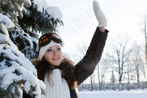 雪地里挥手的国外美女高清图片