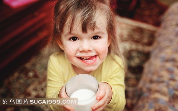 捧着牛奶的小女孩摄影