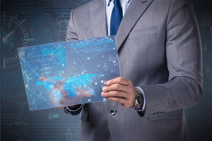 商务人士手拿全息信息图板