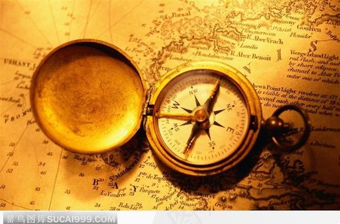 地图上倾斜的指南针