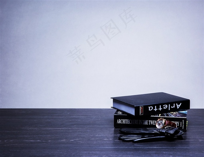 木板上的书籍和手套
