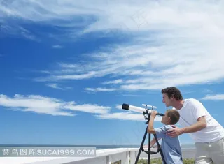 爸爸和孩子一起看蓝天